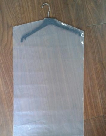 sur le sac en plastique de couverture de costume de petit pain faisant la machine