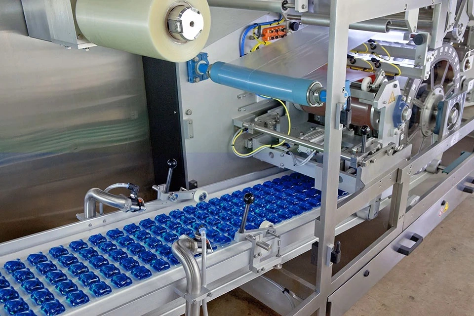 Cosse détersive liquide de détergent de poudre de cosse de film soluble dans l'eau de PVA faisant la machine de pellicule rigide de la capsule PVA de lavage de machine