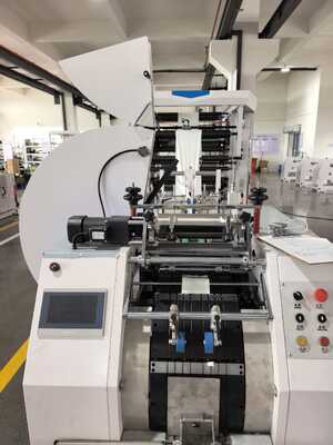 Machine de scellage et de découpe de sacs, Machine de Production de sacs en papier Kraft offrant une consommation d'énergie de 5 à 10 KW pour la Fabrication de sacs