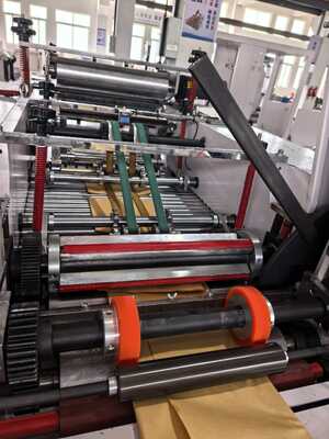 Machine de scellage et de découpe de sacs, Machine de Production de sacs en papier Kraft offrant une consommation d'énergie de 5 à 10 KW pour la Fabrication de sacs