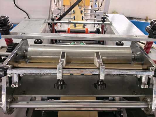 Machine de scellage et de découpe de sacs, Machine de Production de sacs en papier Kraft offrant une consommation d'énergie de 5 à 10 KW pour la Fabrication de sacs