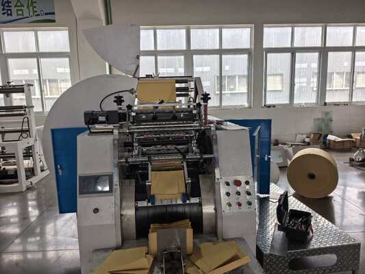 Machine d'étanchéité et de découpe de sacs à papier Kraft Machine de fabrication de sacs à papier avec une largeur de sac de 420 à 600 mm et un rouleau d'impression en céramique à 400 mailles