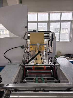 Machine d'étanchéité et de découpe de sacs à papier Kraft Machine de fabrication de sacs à papier avec une largeur de sac de 420 à 600 mm et un rouleau d'impression en céramique à 400 mailles