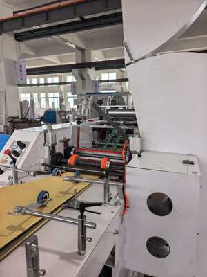 Machine d'étanchéité et de découpe de sacs à papier Kraft Machine de fabrication de sacs à papier avec une largeur de sac de 420 à 600 mm et un rouleau d'impression en céramique à 400 mailles