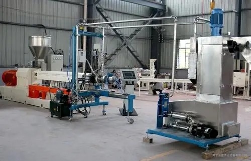 Chaîne de production en plastique de coupure chaude d'extrudeuse de granulatoire plastique de déchets