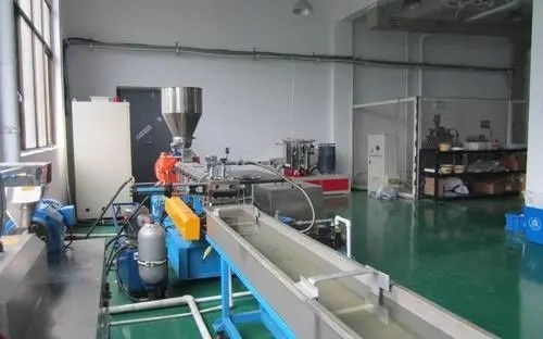 Chaîne de production en plastique de coupure chaude d'extrudeuse de granulatoire plastique de déchets