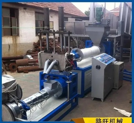 Chaîne de production en plastique de coupure chaude d'extrudeuse de granulatoire plastique de déchets