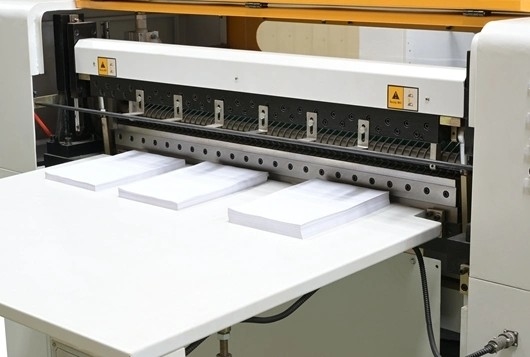 1100mm automatiques gravent le papier aluminium en refief de la machine 600mm