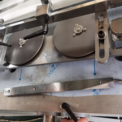 La machine de sac de papier d'alimentation de petit pain HJ-200 avec le revêtement Control#Square de défense aérien basent le papier Carry Bag Making Machine 80-200m