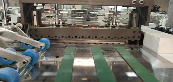 La couture coupée froide a intégré la machine la coupe tissée qu'automatique de sac plient la couture